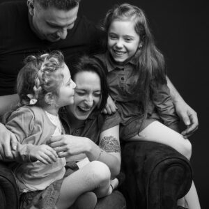 Famille qui s'amuse pendant une séance photo en Studio