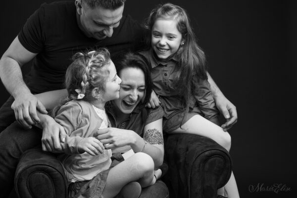 Famille qui s'amuse pendant une séance photo en Studio