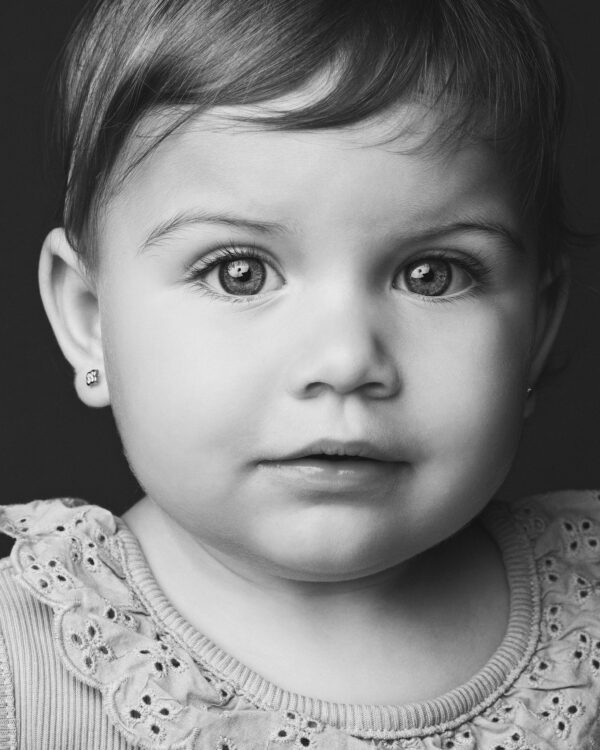 Portrait en noir et blanc d'un bébé avec des beaux yeux