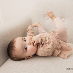 Bébé sur un fauteuil - Shooting photo à offrir