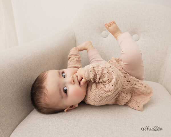 Bébé sur un fauteuil - Shooting photo à offrir