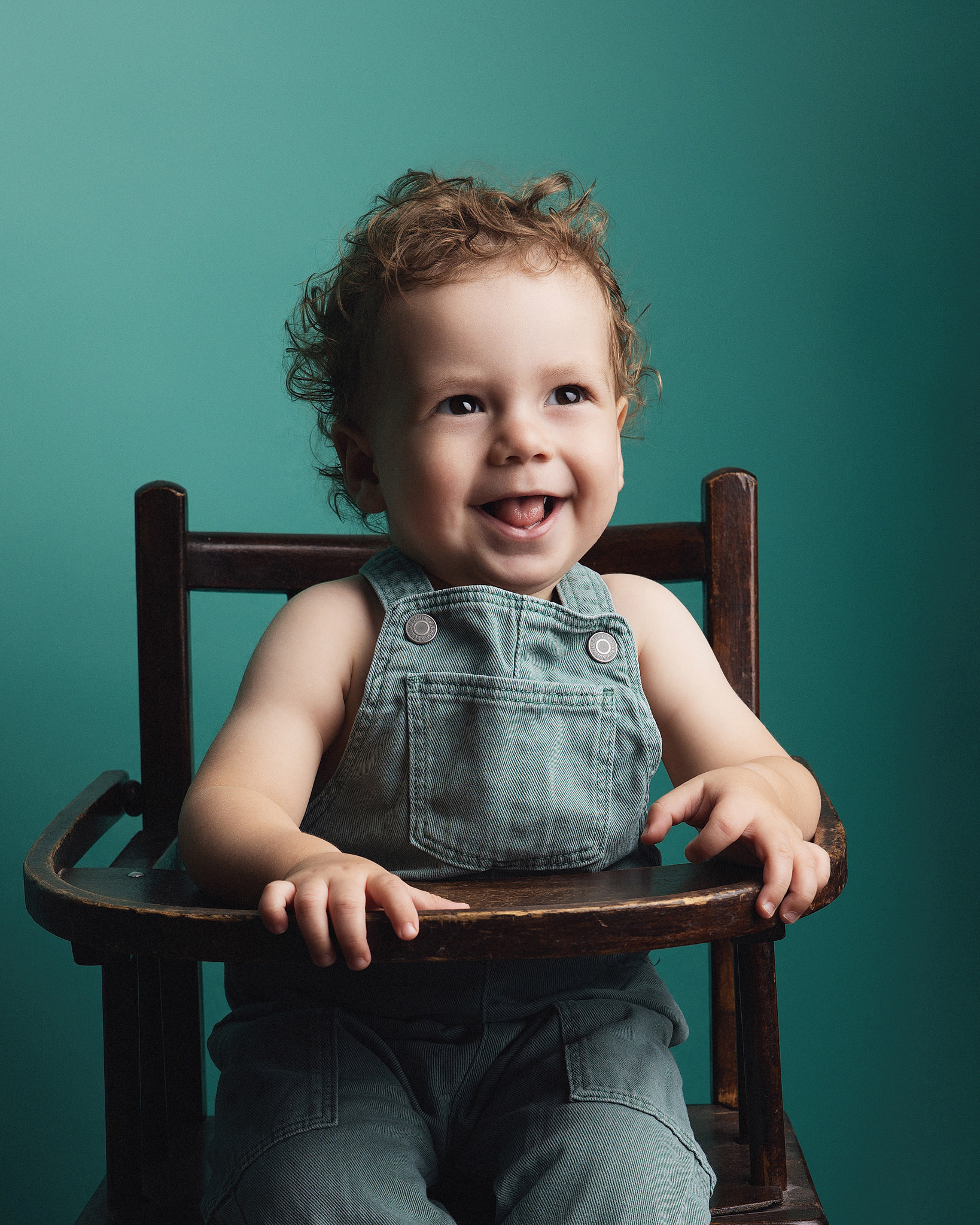 Bébé installé dans une chaise haute