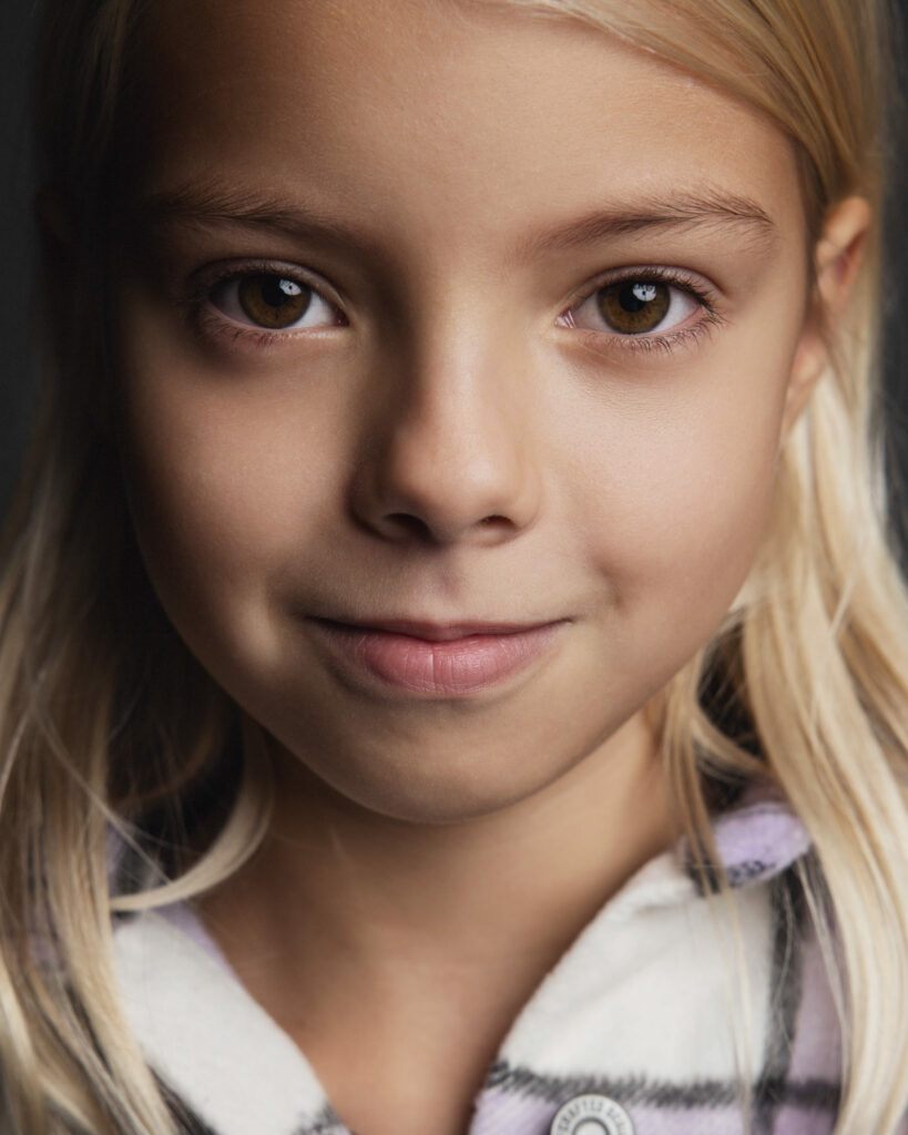 Portrait d'une fille blonde avec une veste à carreaux