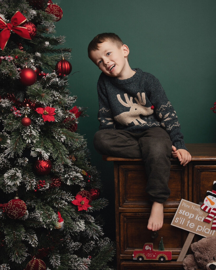 Sapin de Noël avec décor rouge